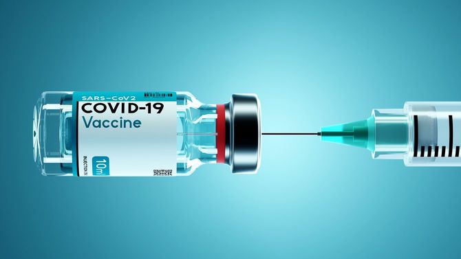 Covid-19ワクチンのバイアルに入る注射器の針