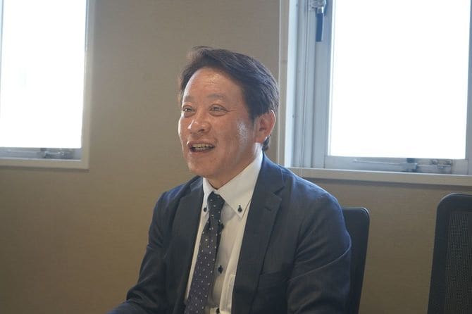 東京都江東区にあるWILLER EXPRESSの本社で取材を受ける平山社長