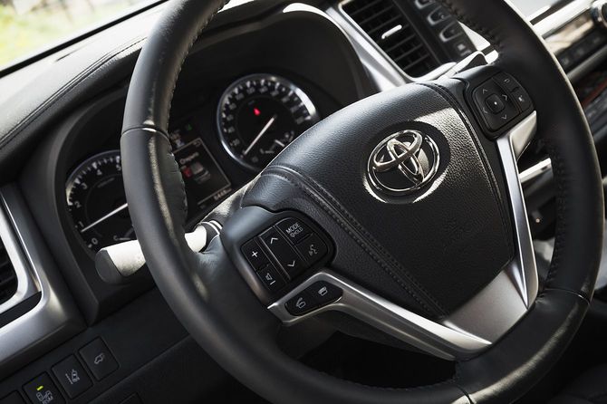 トヨタの運転席
