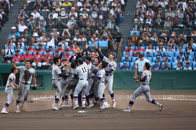 仙台育英を破り107年ぶりの優勝を果たし、喜ぶ慶応ナイン