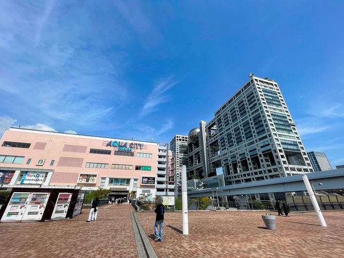 フジテレビ社屋と商業施設アクアシティ