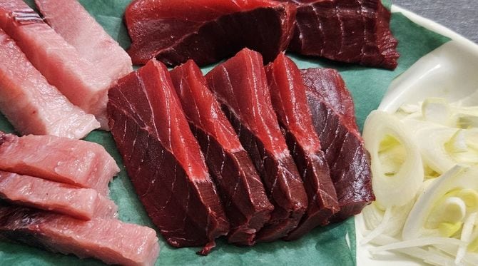マグロの血合いなどの刺し身