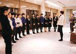 まるで舞台の開演前のような緊張感の中、行われる。「接待係は三越の中でもお手本であるべき」だそうだ。