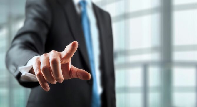 指を指すビジネスマン