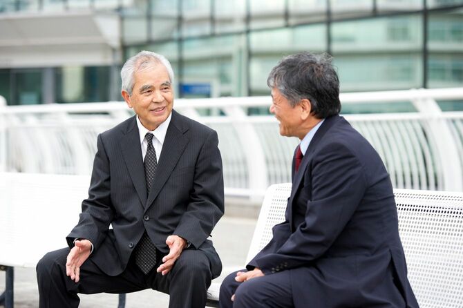 会話する二人のシニアビジネスマン