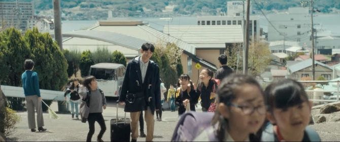 【図1】保利はキャリーバッグで学校に通勤している。