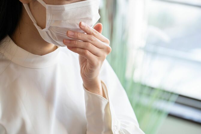 マスクをした若い女性の顔