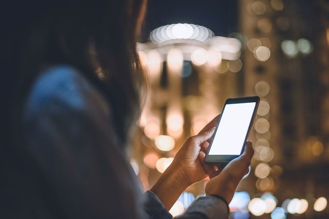 スマホの画面を見ている女性