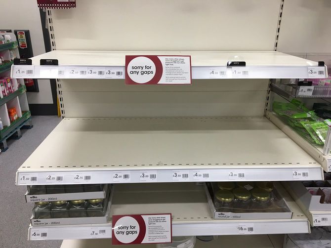 商品が入荷せず、おわびのプレートが張られた売り場の棚