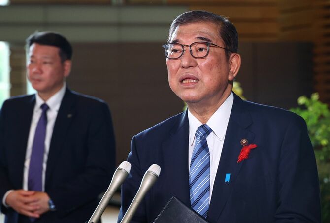 記者団の質問に答える石破首相