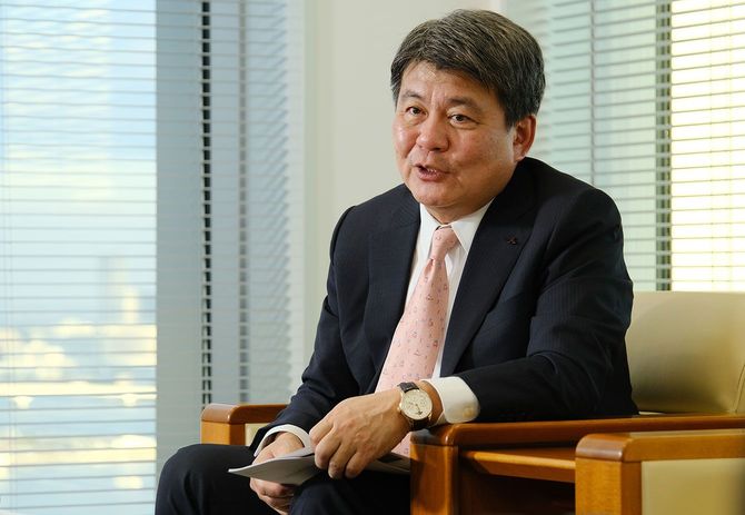 岩本和明（いわもと・かずあき） 三菱自動車工業株式会社 執行役員 モビリティビジネス本部 本部長 1963年岡山県生まれ。東京大学工学部卒業後、1986年に日産自動車入社。北米や欧州への赴任、環境戦略、プログラムダイレクターなどを歴任し、一貫して車両開発と戦略の枢要を担う。2016年に三菱自動車工業へ入社。商品戦略本部副本部長、執行役員（グローバルリスク担当）を経て、2019年より商品戦略本部長。2020年4月より現職として、次世代のモビリティビジネスを牽引している。