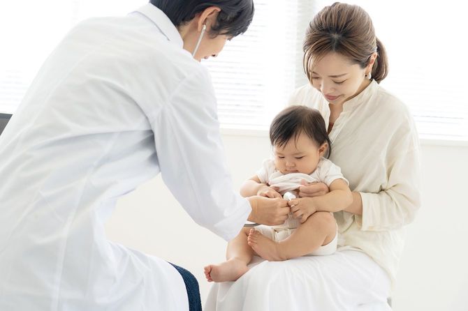 赤ちゃんを診察する女医