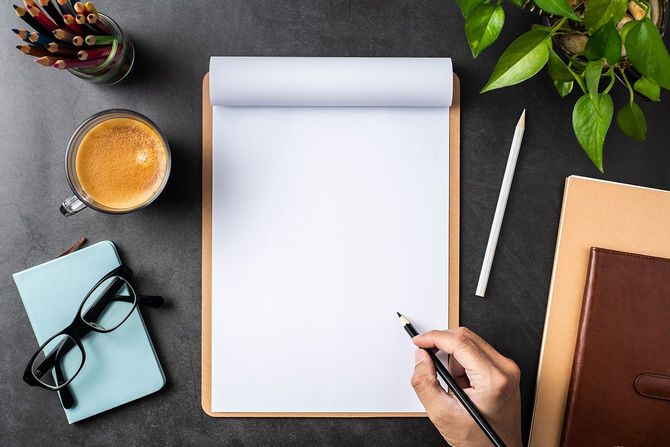 黒の背景にクリップボード付きのホワイトペーパー