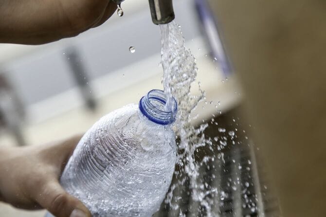 噴水でボトルを充填