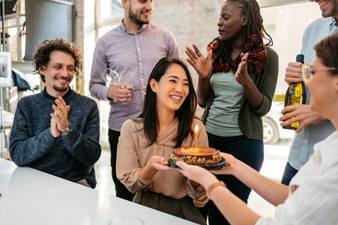 女性の同僚のためにオフィスで誕生日パーティーを開く同僚