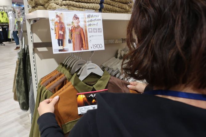 「高撥水ビエラシャツワンピース」を手に取る。