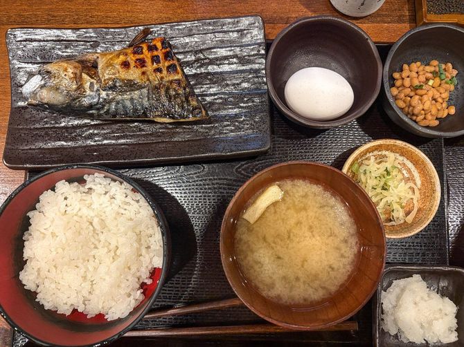 吉祥寺店で、朝限定の「さば文化干し定食」（682円）をご飯半分にして、生卵（33円）と納豆（33円）を追加して、総額693円