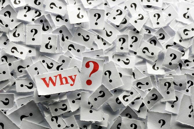 大量の白い紙に疑問符と「Why」の文字