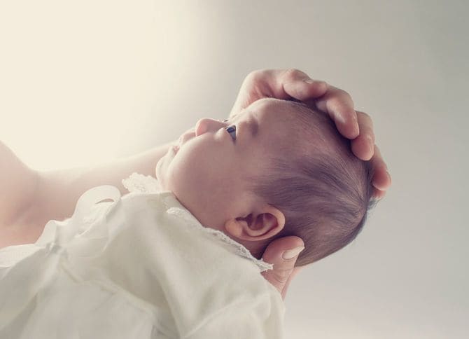 生後2カ月の赤ちゃんを抱く父親