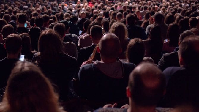 薄暗いホールに満員の群衆