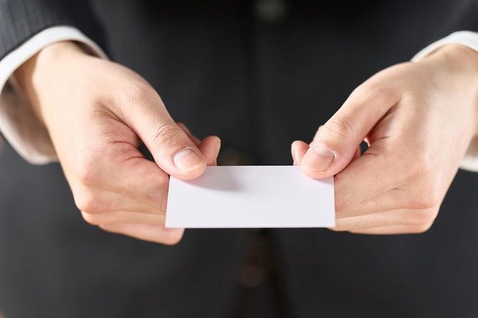 名刺を差し出すビジネスマンの手