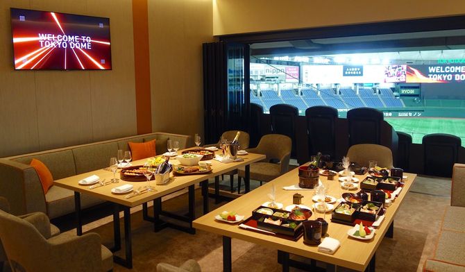 「THE SUITE TOKYO」の食事。御膳料理や寿司、シャンパンやワインなどが並ぶ