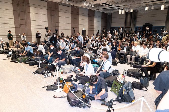 会見場で待機する報道陣