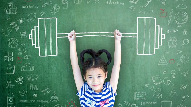 黒板に描かれたダンベルを持ち上げる少女