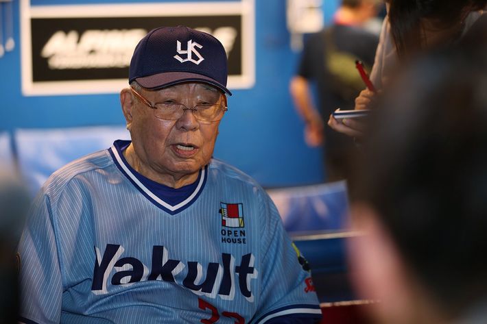 ヤクルト球団設立50周年を記念して行われたOB戦。試合後、取材に応じるGOLDEN 90’sの監督を務めた野村克也氏＝2019年7月11日、神宮球場