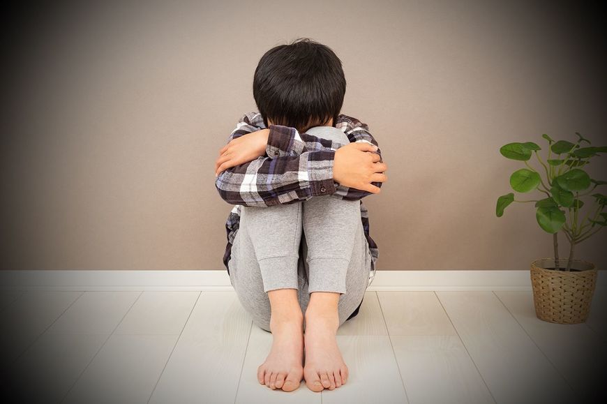 部屋で落ち込んでいる男の子