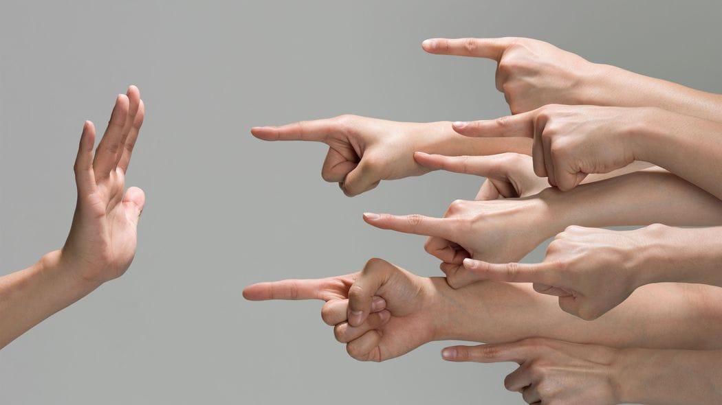 棒読みで繰り返すだけで｢つり目ポーズ｣を撃退…海外で差別されたときに使いたい有効フレーズ ｢日本人の誇り｣では対抗不可能