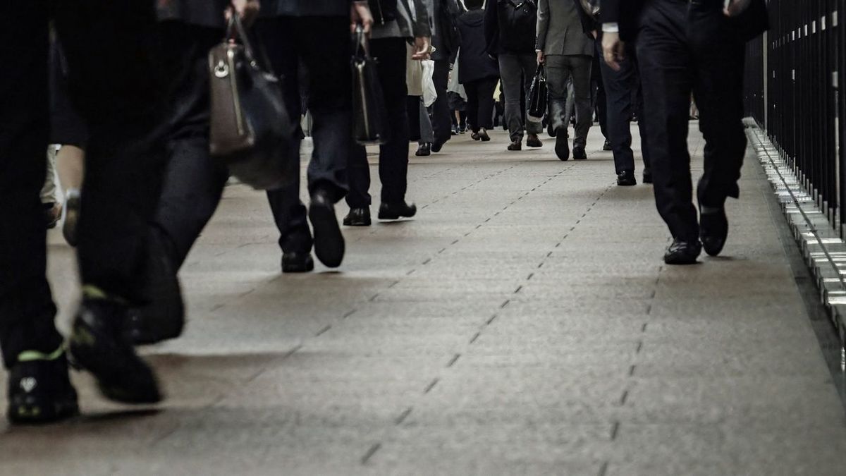 東京で通勤する人々の足元