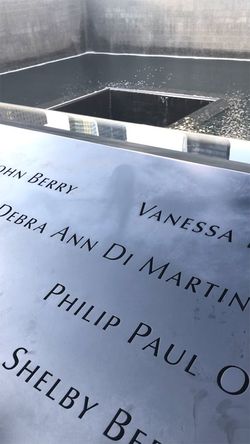 モニュメントに刻まれた犠牲者の名前。遺族などが献花に訪れる=筆者撮影