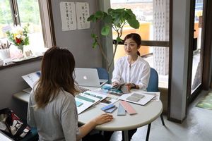 姉の尋子さん（手前）と打ち合わせをする幸枝さん写真提供＝玉川釉薬