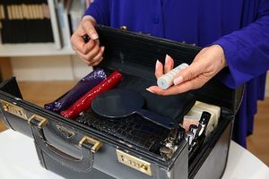 30年以上愛用するプラダのメイク道具入れ