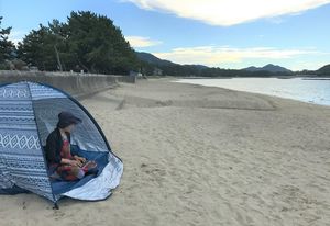 砂浜でPCワークを試みるも、集中できずに断念する筆者。