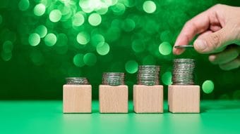 ｢8月の株価下落で1億円飛んだ｣累積利益40万円→7億円の投資家が危機を好機と思える付箋だらけ"辞書"の正体