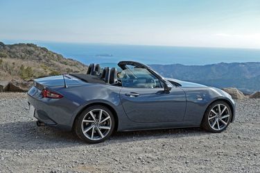 ポルシェと並ぶ存在｣前年比214.9%…EV時代に､マツダ・ロードスターが