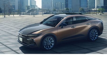 使い勝手はあくまでセダン｣新発売の新型クラウン・クロスオーバーが
