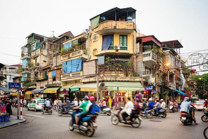 ベトナムの建物とバイクに乗る人のイメージ