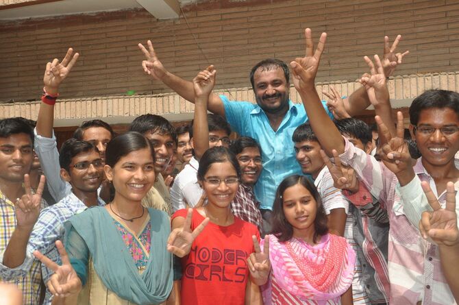 IITの合格発表を受け、歓喜するSuper 30の生徒たちとアナンド・クマールさん（中央）