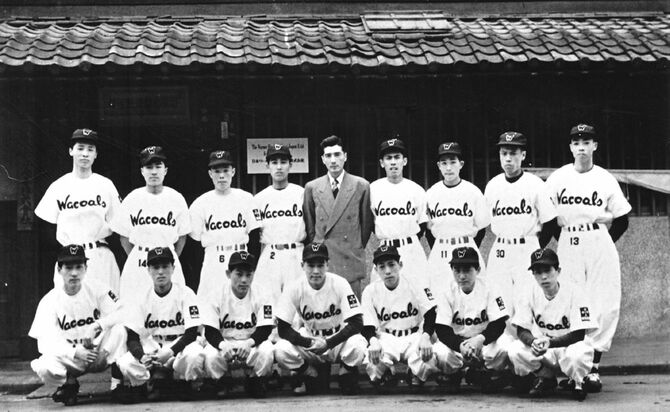 室町本社工場前でワコール野球チームのメンバーと。スーツ姿が幸一〔昭和30年（1955）4月30日撮影〕