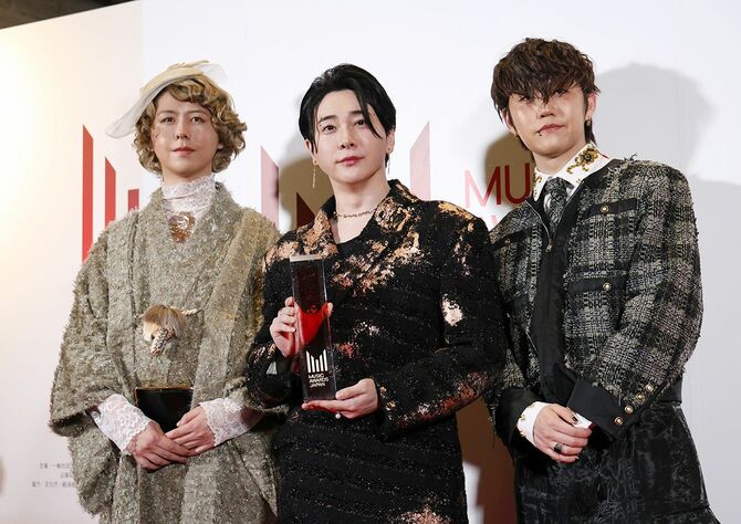国際音楽賞「MUSIC AWARDS JAPAN」で最優秀アーティスト賞を受賞後、撮影に応じる3人組ロックバンド「Mrs. GREEN APPLE」＝2025年5月22日、京都市左京区のロームシアター京都