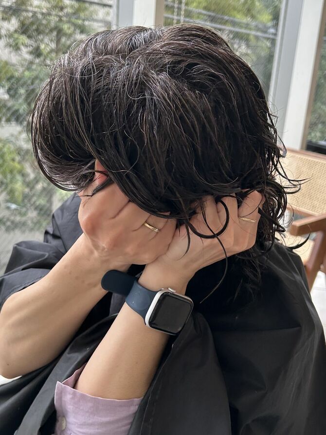 髪を両手の平で毛先から包み込むようにすくいあげ、やさしく「ギュ、ギュ、ギュ」と手の中でもみこむ「スクランチング」。