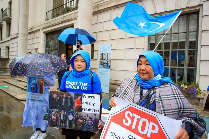 2021年8月5日、英国・ロンドンで、中国の新疆ウイグル自治区で進行中の人権侵害をめぐり、ウイグル人を支援するデモが行われ、ロンドン中心部の中国大使館の外に集まった人々。