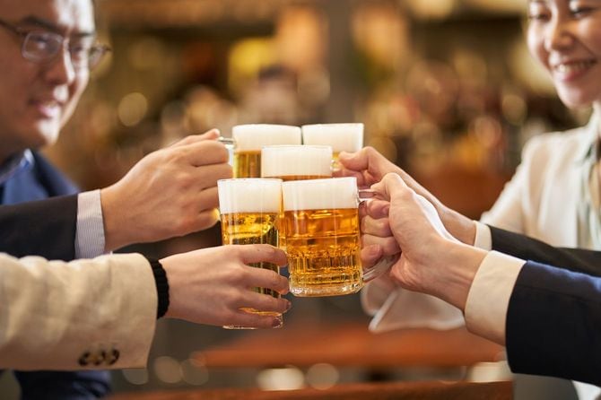 宴会で乾杯するビジネスパーソン