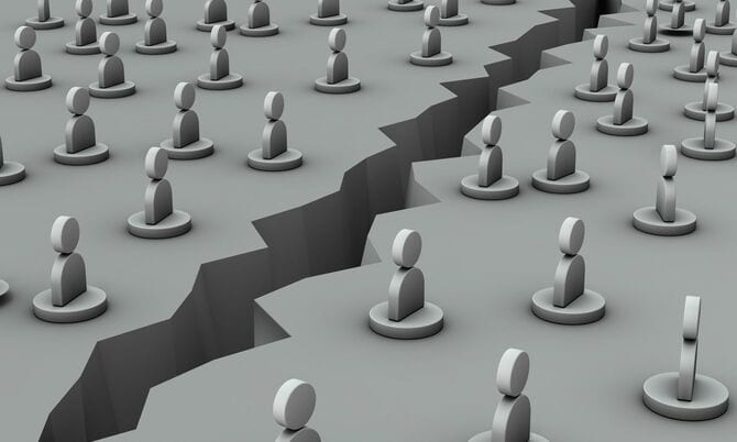 深い亀裂によって2つの領域に分かれた人々