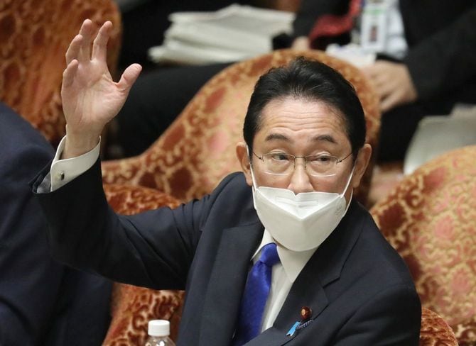 衆院予算委員会で挙手する岸田文雄首相=2023年2月15日午前、国会内