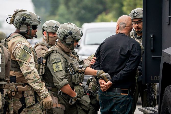 2025年6月12日、カリフォルニア州ロサンゼルスにおける移民関税執行局（ICE）の執行・退去執行活動（ERO）