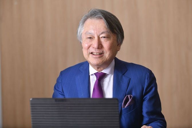 インタビューに応じる村上社長。